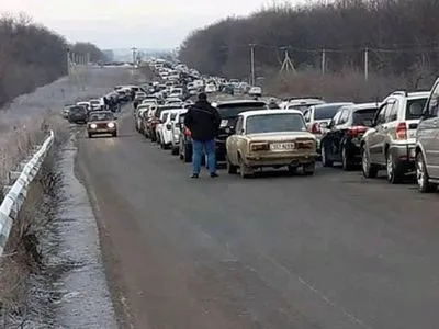 В очередях на КПВВ на Донбассе застряло 145 автомобилей