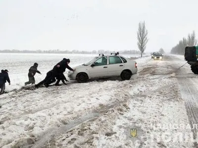 За три доби на Донеччині врятували зі снігових заторів понад 90 водіїв