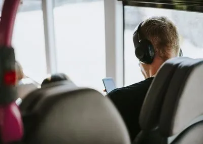 Музика в автобусі за згодою пасажирів: з’явився текст законопроекту про акустичне насильство