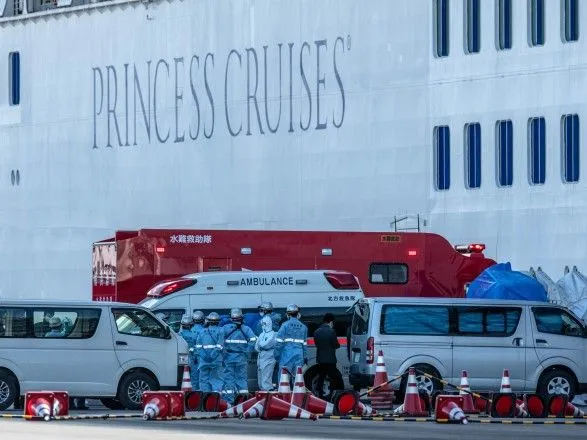 На пораженный коронавирусом лайнер Diamond Princess хотят отправить инфекционистов