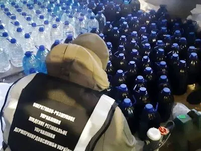На Одещині виявили цех з виробництва контрафактного алкоголю потужністю в десятки тон