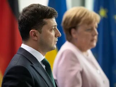 Зеленский созвонился с Меркель перед заседанием ТКГ по Донбассу