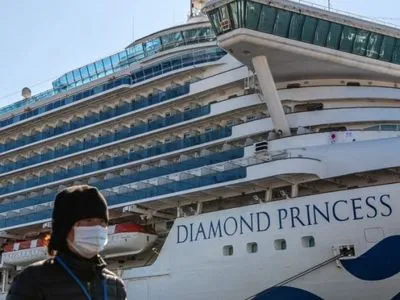 Японские власти планируют разрешить пожилым и больным людям покинуть лайнер Diamond Princess