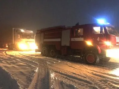 В Полтавской области спасатели вытащили из снежных заносов более 20 автомобилей