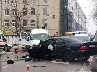 Во Львове столкнулись легковушка и микроавтобус, трое людей травмированы