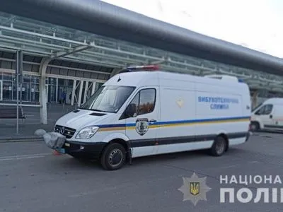 У Львові шукають вибухівку в аеропорту, на вокзалі та у торгових центрах