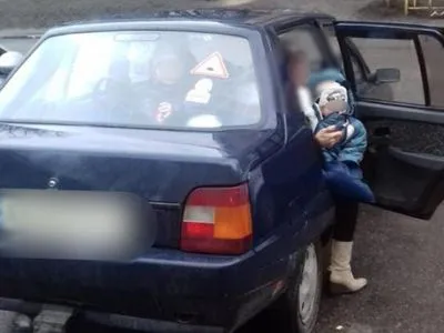 На Київщині батьки залишили у закритій машині двох маленьких дітей
