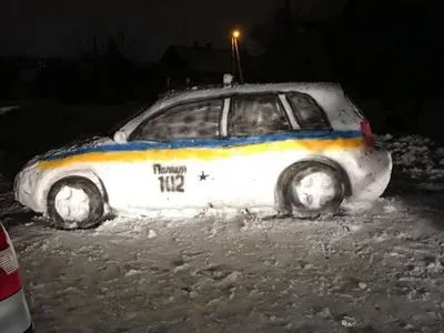 У Дніпрі зліпили поліцейську патрульну машину зі снігу