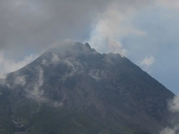 stovp-popelu-na-2-km-v-indoneziyi-prokinuvsya-nayaktivnishiy-vulkan-krayini