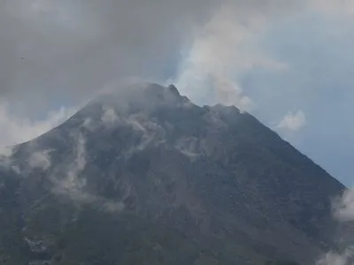 Стовп попелу на 2 км: в Індонезії прокинувся найактивніший вулкан країни
