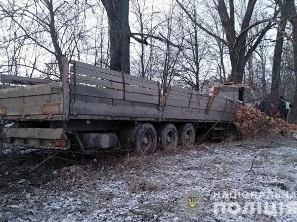 В Хмельницкой области грузовик с кирпичами въехал в дерево, водитель погиб