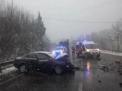Во Львовской области столкнулись легковушка и грузовик, трое пострадавших