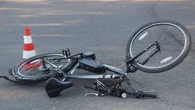 Пьяный велосипедист в Черниговской области врезался в автомобиль на встречной