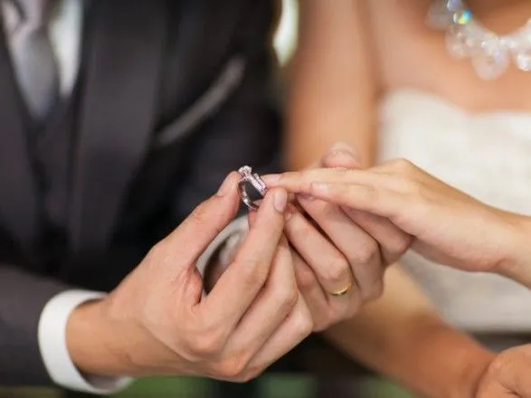 Свадебный ажиотаж: на День влюбленных в столице поженятся около 200 пар