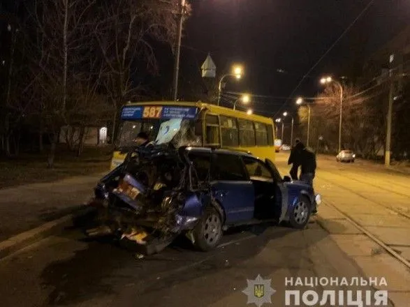 В Киеве столкнулись маршрутка и легковушка: травмированы шесть человек, среди них беременная
