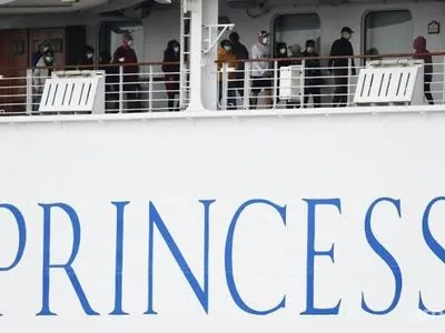 Перших пасажирів евакуювали з ураженого коронавірусом лайнера Diamond Princess