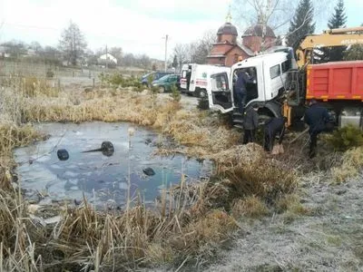На Львівщині у водоймі виявили автомобіль із чотирма тілами