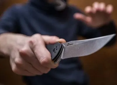 В Киеве мужчина возле кафе ударил оппонента ножом в грудь