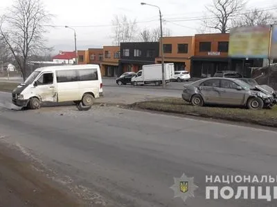В Черновцах произошло ДТП с участием микроавтобуса и легкового автомобиля