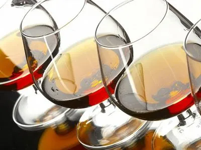 Алкоголь в тренде: ТОП-5 парфюмерных ароматов с нотами коньяка и рома