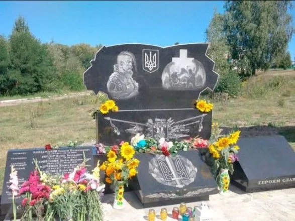 na-zhitomirschini-vidkrili-provadzhennya-cherez-zniknennya-z-praporiv-bilya-memorialu