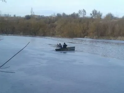 На Житомирщині діти на човні застрягли в кризі посеред річки