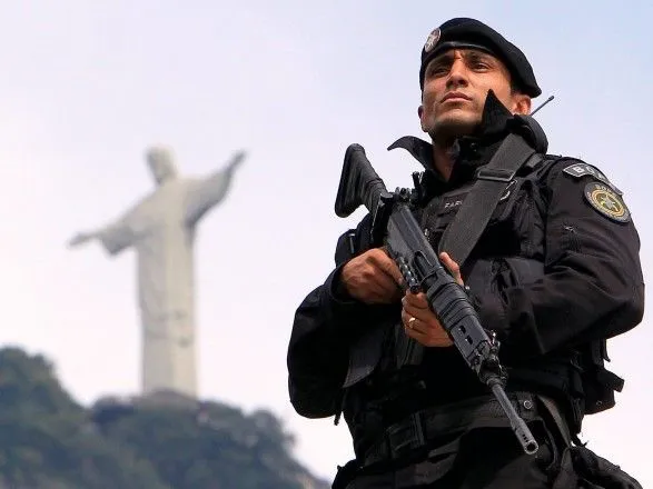 u-braziliyi-politseyskiy-rozstrilyav-karnavalnu-khodu-koli-na-nogo-sprobuvali-napasti