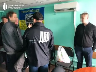 На Дніпропетровщині слідчий ДФС та адвокат вимагали 11 тис. доларів хабара за закриття провадження
