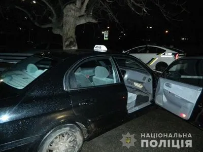 В Киеве задержали иностранцев за ограбление таксиста и похищение автомобиля