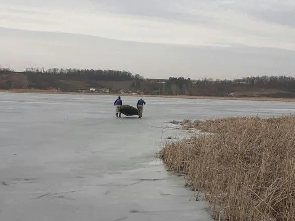 На Харківщині двоє рибалок провалились під лід, один потонув