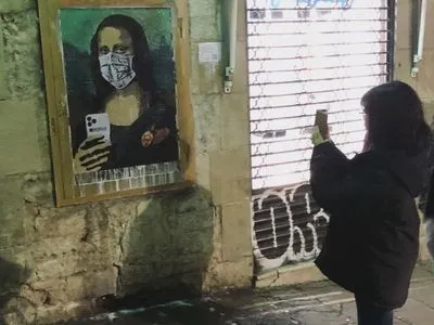 В Барселоне появился стрит-арт с Джокондой в хирургической маске