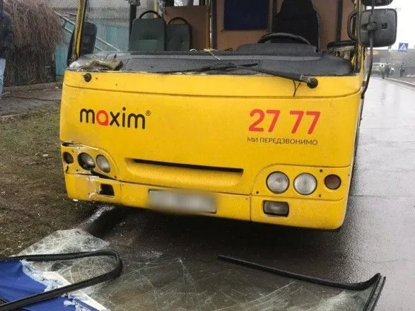 В Мариуполе автобус наехал на остановку с людьми, есть пострадавшие