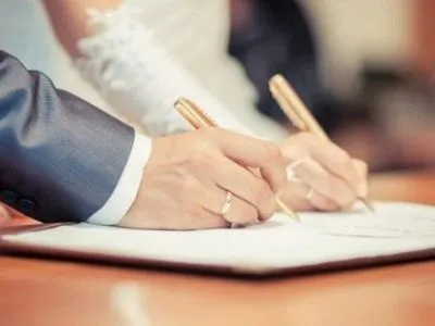 В Минюсте рассказали, сколько мужчин взяли фамилию невесты при вступлении в брак