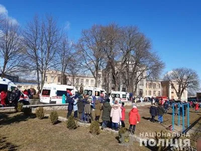 У школі на Київщині розпилили сльозогінний газ: 16 постраждалих у лікарні