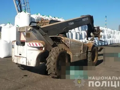 В Одесской области портовый автопогрузчик насмерть переехал двух людей