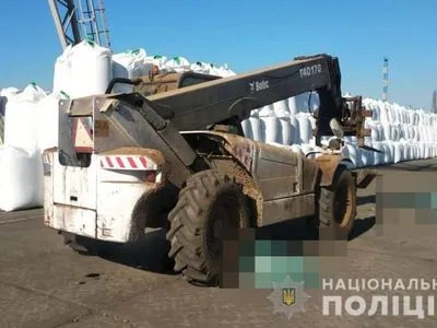 В Одесской области портовый автопогрузчик насмерть переехал двух людей