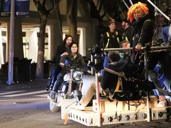 Загадочный и мрачный Киану Ривз на мотоцикле: в сети появились фото со съемок "Матрица 4"