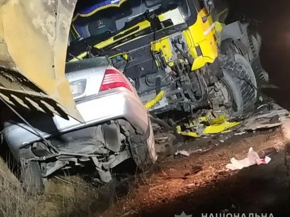 На Закарпатті легковик зіткнувся з вантажівкою: водій загинув, пасажирка травмована