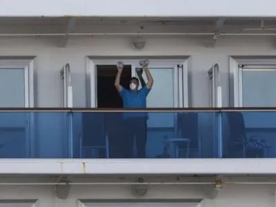Пассажиры пораженного коронавирусом лайнера Diamond Princess начали сходить на берег