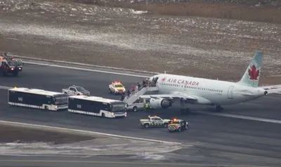 У Торонто приземлився пасажирський літак, який втратив одне з коліс шасі