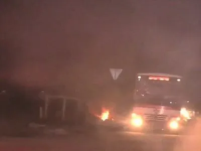 В Новые Санжары прибыли автобусы с эвакуированными, у одного из них разбили окно