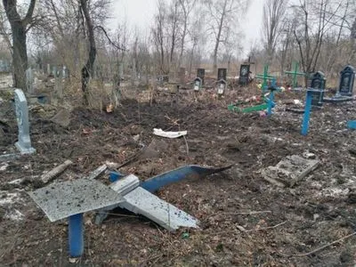 Бойовики обстріляли кладовище на Донбасі