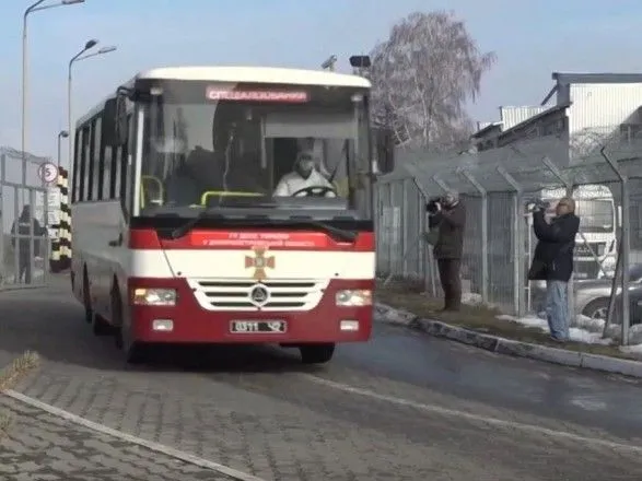 Эвакуированные из Уханя украинцы и иностранцы автобусами отправились из Харьковского аэропорта