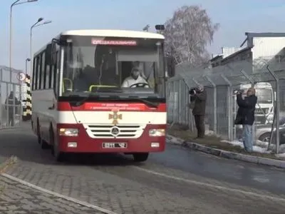 Евакуйовані з Уханю українці та іноземці автобусами вирушили із Харківського аеропорту