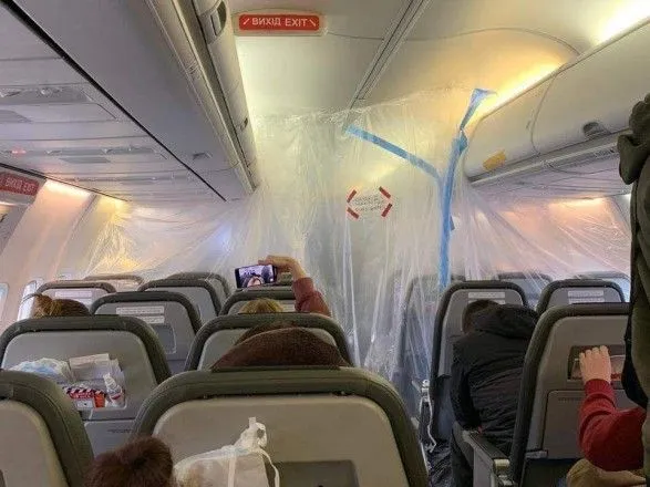 З'явилися фото з борту літака з евакуйованими українцями з Китаю