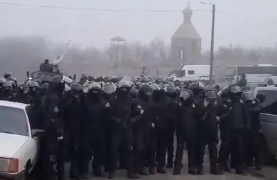 В Новых Санжарах, куда должны перевезти эвакуированных из Китая украинцев, произошли столкновения