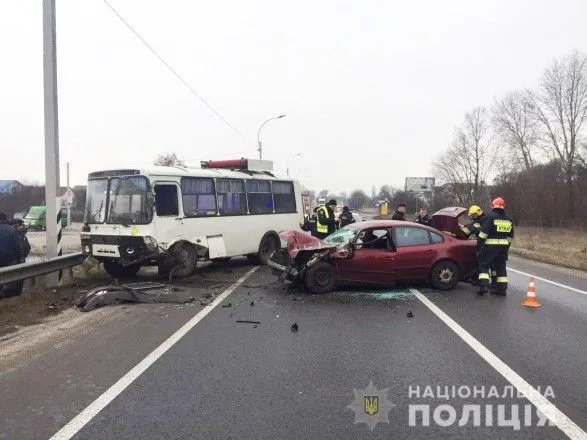 На выезде из Чернигова иномарка влетела в пассажирский автобус, водитель легковушки погиб