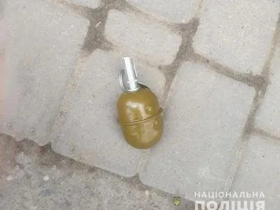 В Черновцах полиция изъяла у мужчины на улице боевую гранату