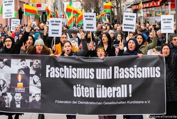 В немецком Ханау тысячи человек протестовали против правого экстремизма