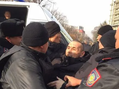 На митингах оппозиции в Казахстане задержали более 100 человек
